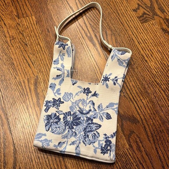 The Lucca Make It Mini Clutch is a knitted bag with a unique unstructured design - Picture 5 of 6